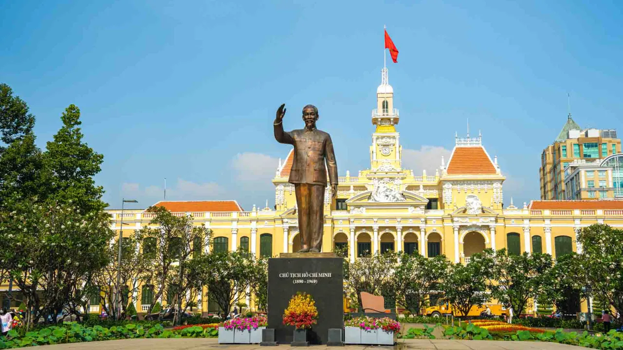 Staty av Ho Chi Minh framför stadshuset Staty av Ho Chi Minh framför stadshuset