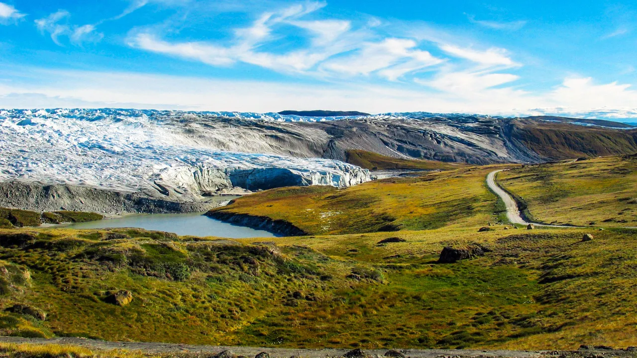 Den imponerande Russellglaciären nära Kangerlussuaq, där inlandsisen möter tundralandskapet Den imponerande Russellglaciären nära Kangerlussuaq, där inlandsisen möter tundralandskapet