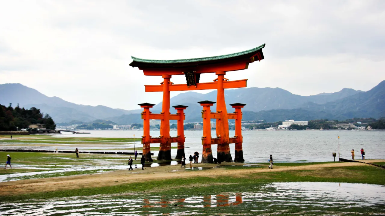 Den berömda flytande torii-porten på Miyajima Den berömda flytande torii-porten på Miyajima