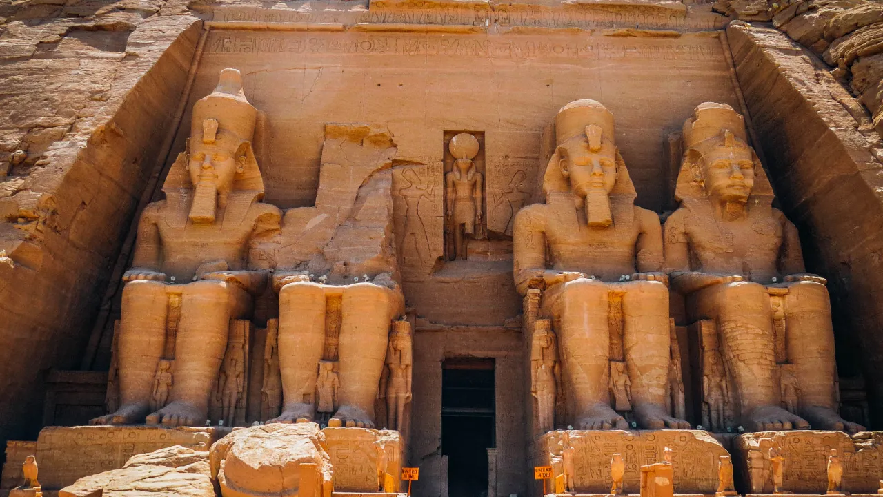 Det stora Abu Simbel-templet – med fyra gigantiska sittande statyer av Ramses II