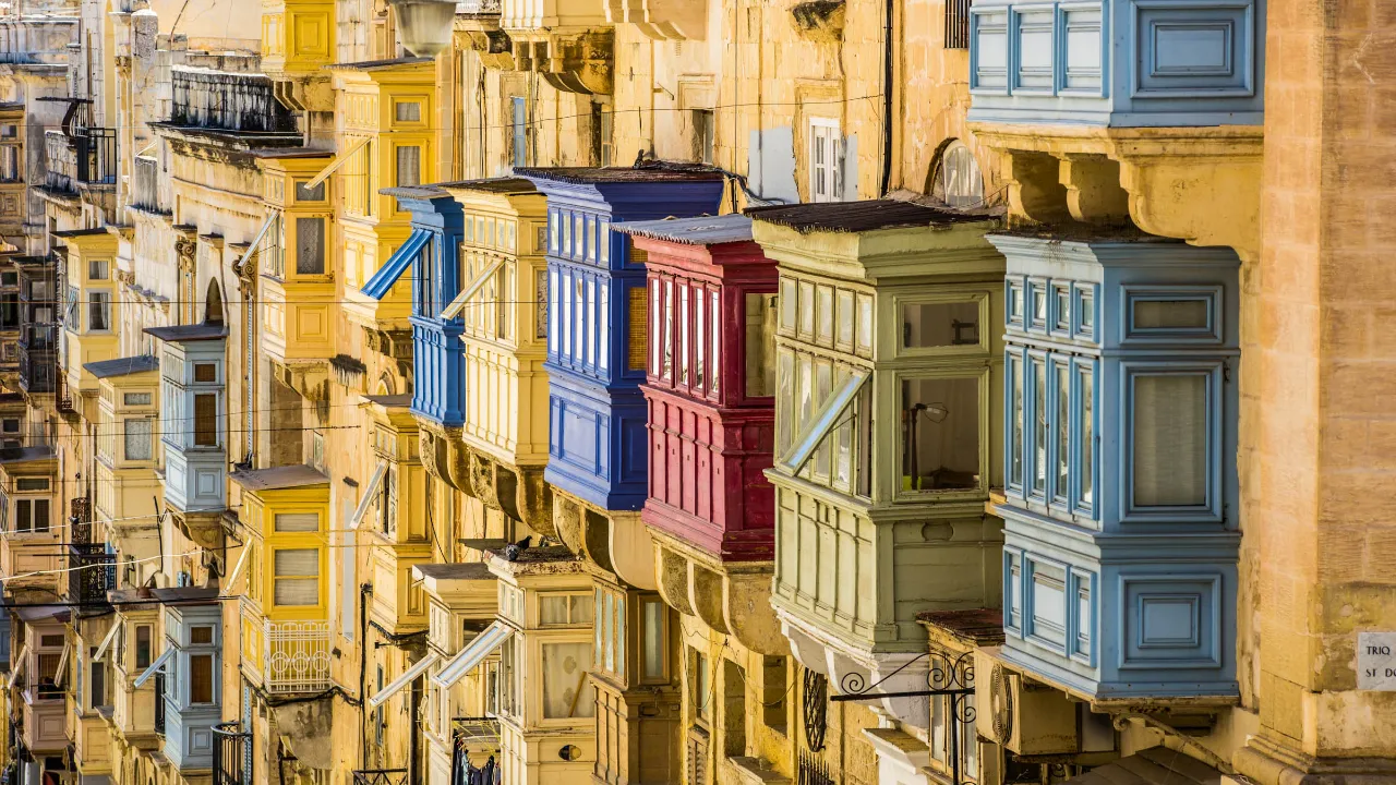 Färgglada balkonger på Malta, kallade gallariji, är ett historiskt kännetecken – skapade för ljus, luft och privatliv Färgglada balkonger på Malta, kallade gallariji, är ett historiskt kännetecken – skapade för ljus, luft och privatliv