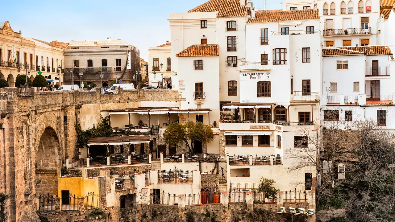 Restauranger vid Puente Nuevo i Ronda med dramatisk utsikt