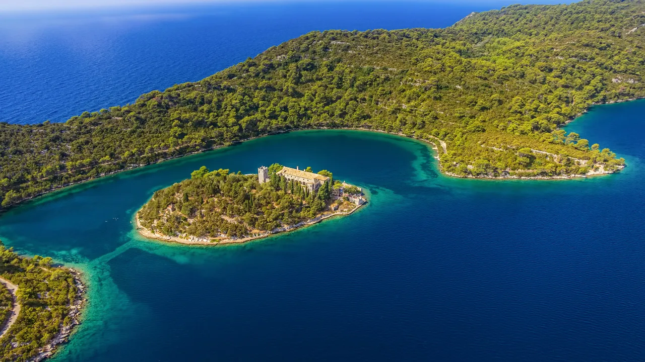 Mljet är den sydligaste av de dalmatiska öarna