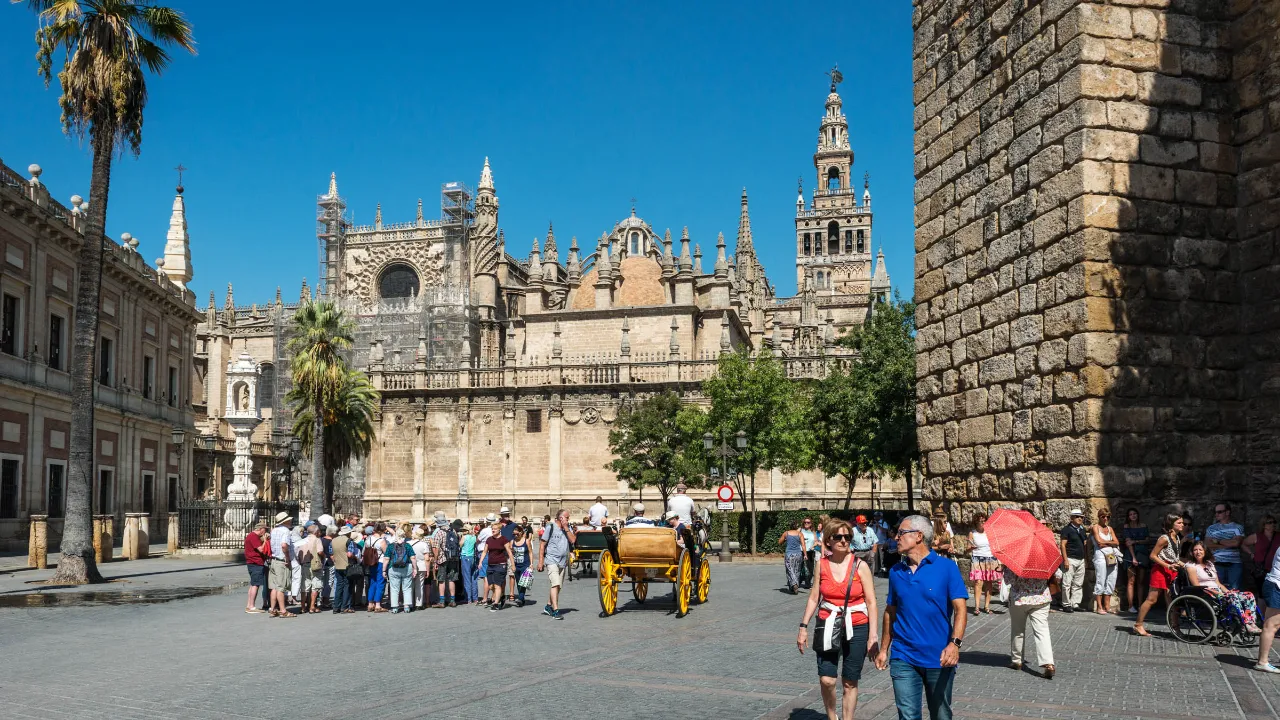 Katedralen i Sevilla med klocktornet La Giralda Katedralen i Sevilla med klocktornet La Giralda