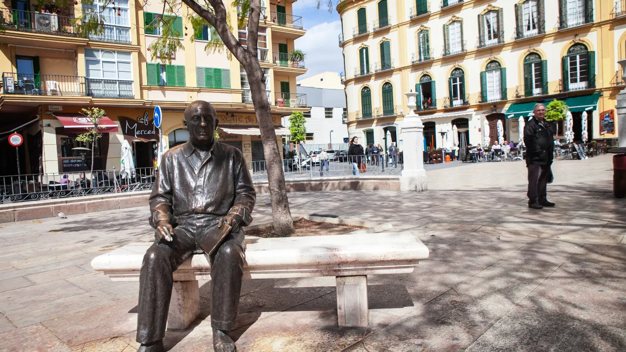 Staty av Picasso i Málaga, staden där konstnären föddes Staty av Picasso i Málaga, staden där konstnären föddes