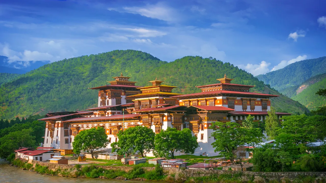 Punakha Dzong i natursköna omgivningar