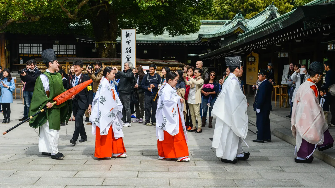 Shinto-ceremoni vid Meiji Jingu-helgedomen Shinto-ceremoni vid Meiji Jingu-helgedomen
