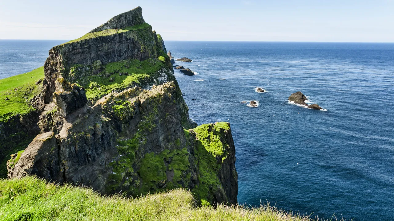 De råa klipporna möter havet De råa klipporna möter havet