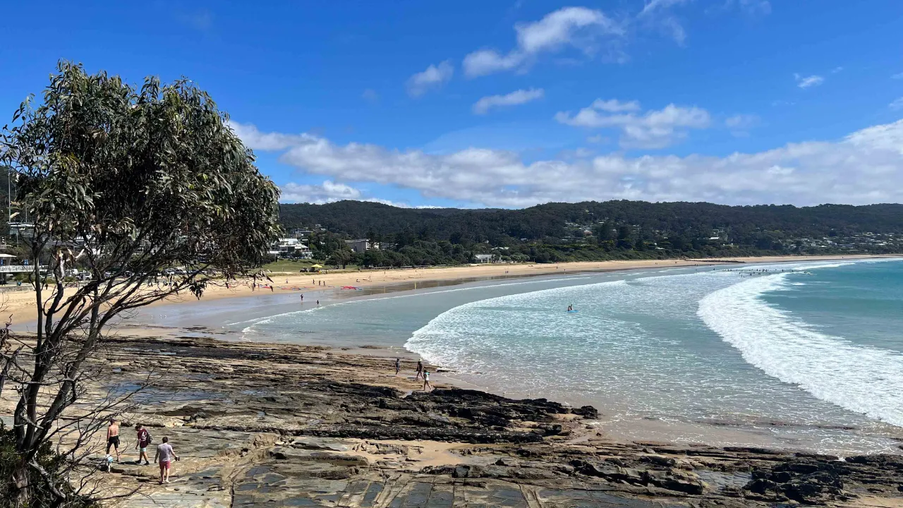 Lorne Beach - känd för sin långa, gyllene sandstrand och bra surfmöjligheter Lorne Beach - känd för sin långa, gyllene sandstrand och bra surfmöjligheter
