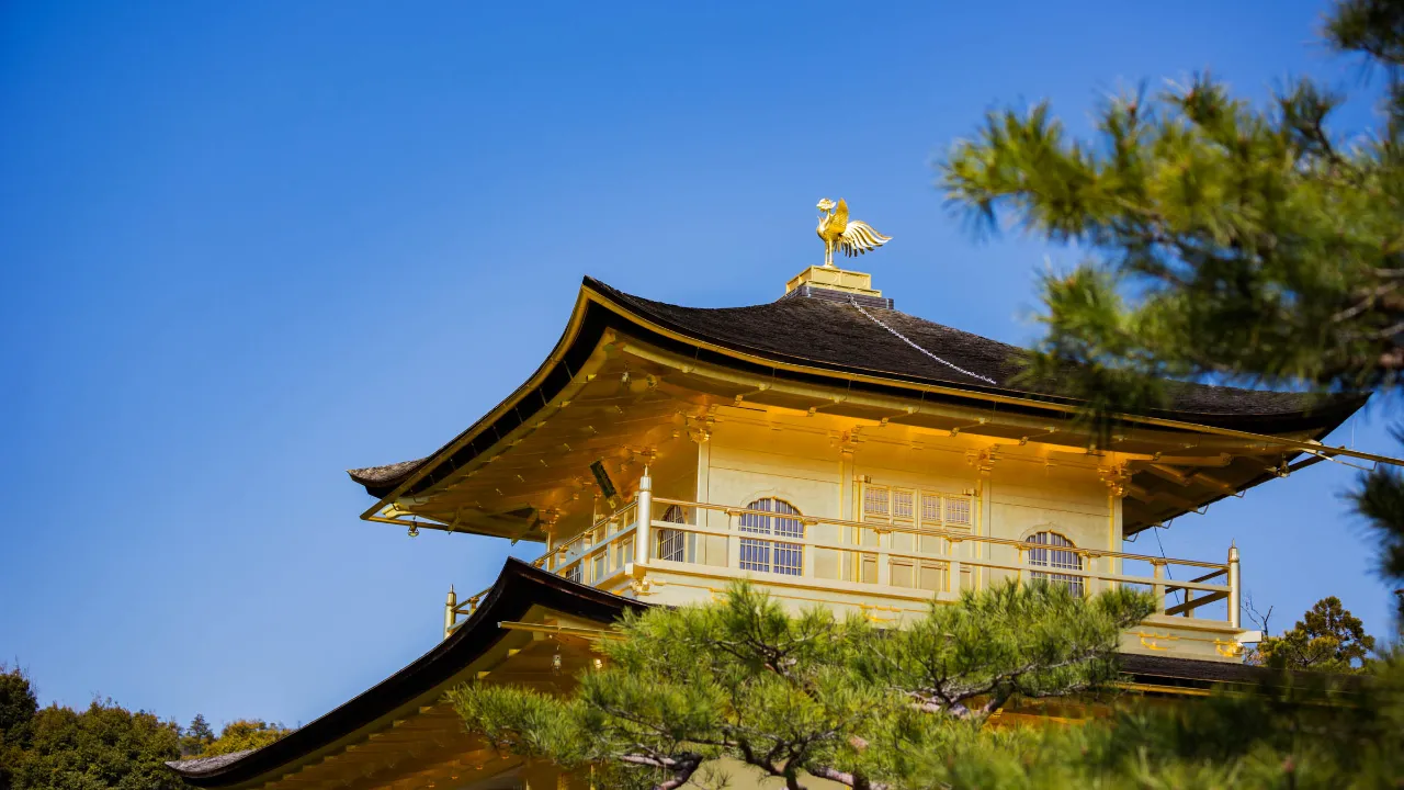 Toppen av det zenbuddhistiska Gyllene Templet Toppen av det zenbuddhistiska Gyllene Templet