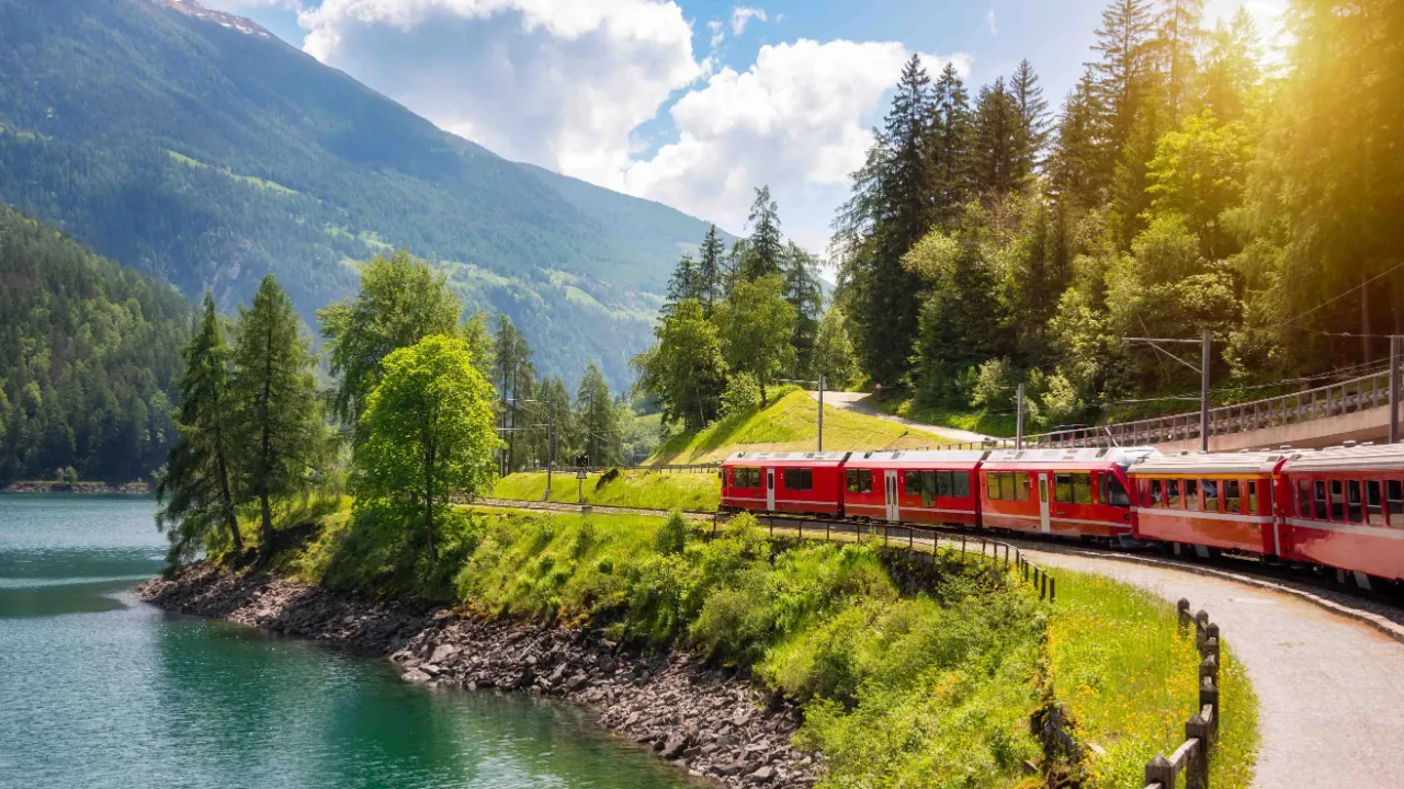 Det finns många vackra vyer att uppleva på tågresor i Schweiz Det finns många vackra vyer att uppleva på tågresor i Schweiz