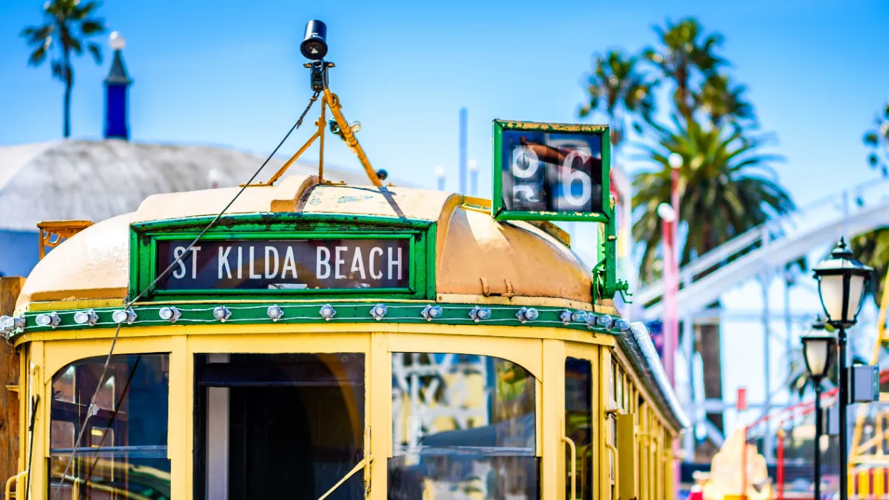 Spårvagn i Melbourne på väg till St. Kilda Beach