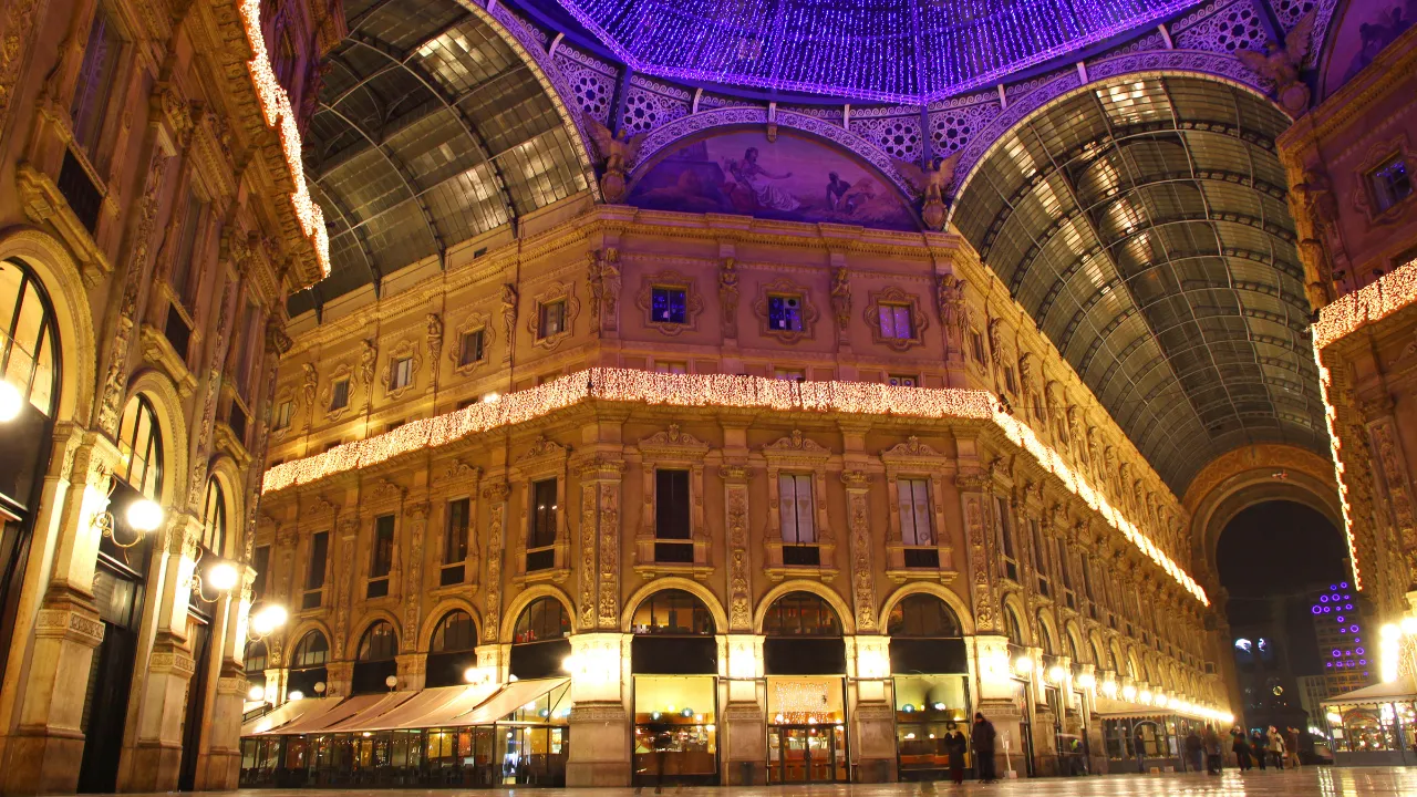 Galleria Vittorio Emanuele II i Milano med den historiska glasarkaden upplyst på kvällen Galleria Vittorio Emanuele II i Milano med den historiska glasarkaden upplyst på kvällen