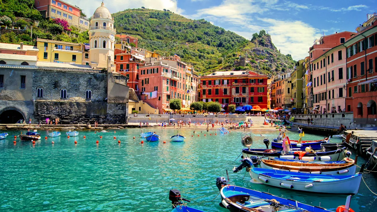 Vernazza i Cinque Terre med båtar och färgglada hus Vernazza i Cinque Terre med båtar och färgglada hus