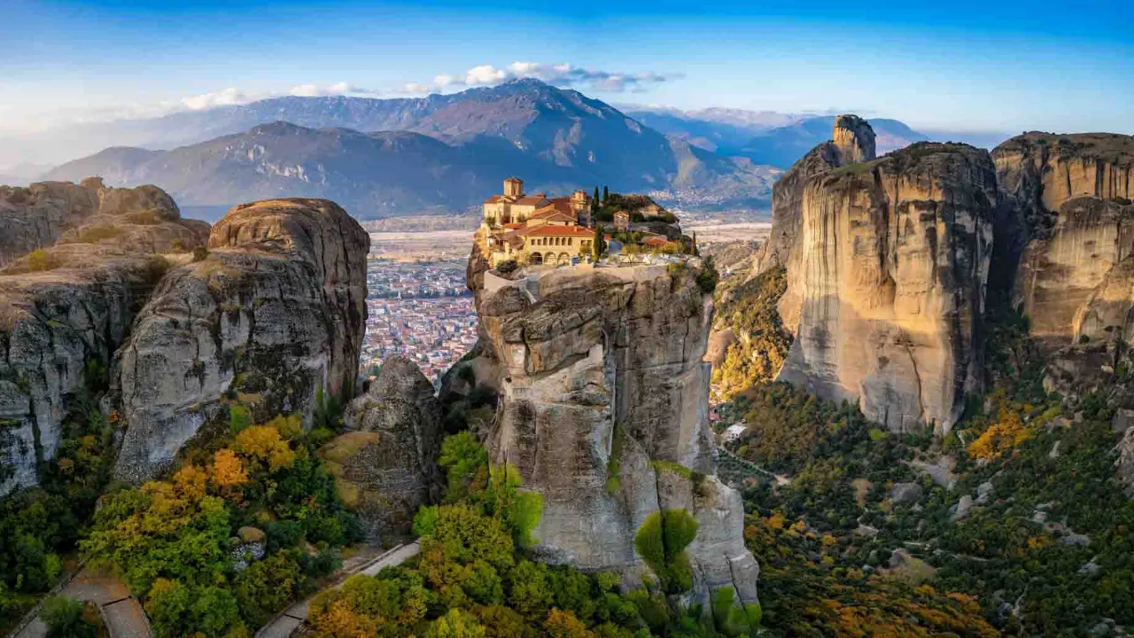 Agia Triada-klostret i Meteora – majestätiskt beläget, cirka 150 trappsteg till toppen