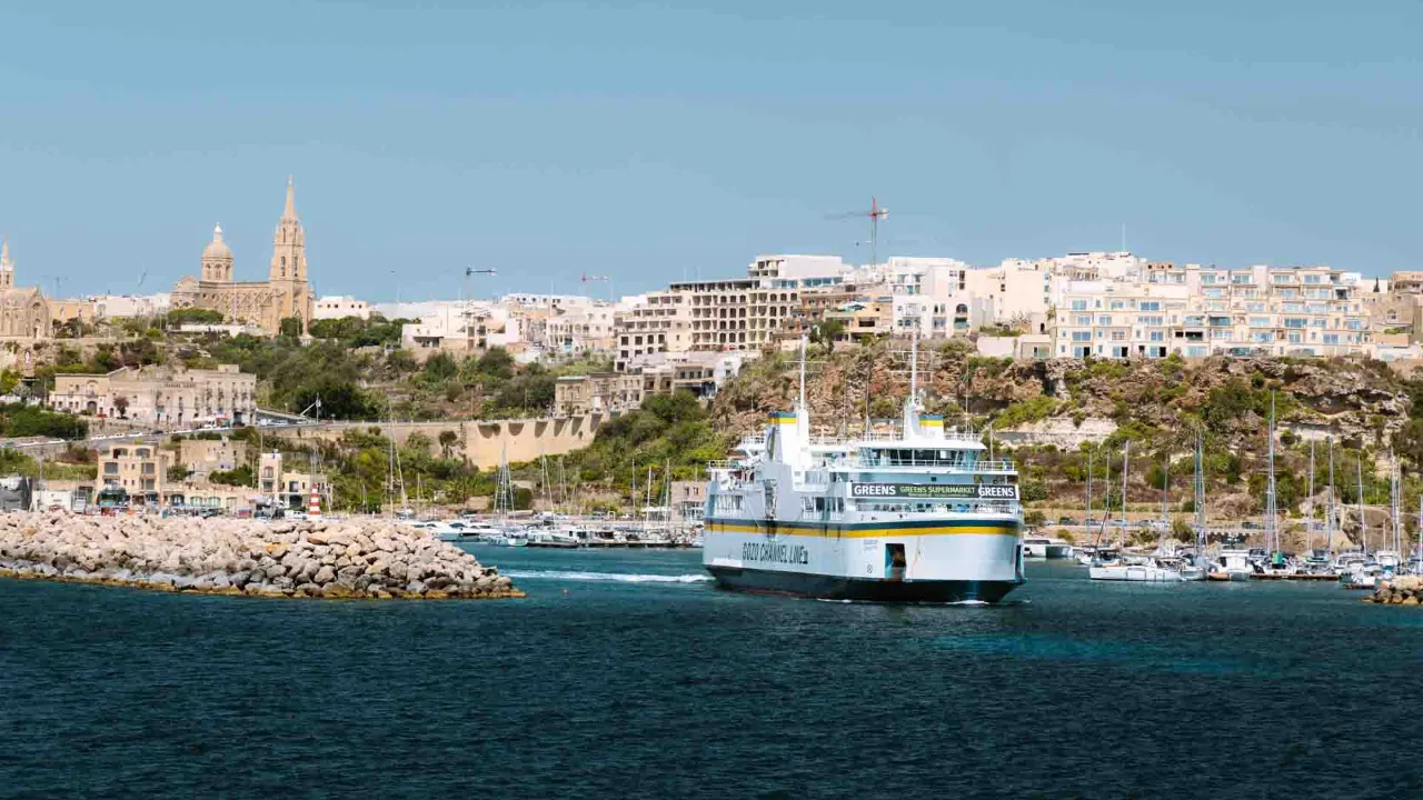 Färjan mellan Malta och Gozo lämnar hamnen i Mġarr på Gozo