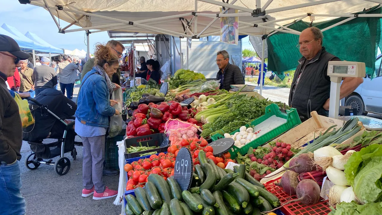 Grönsaksstånd på marknaden i Salou Grönsaksstånd på marknaden i Salou