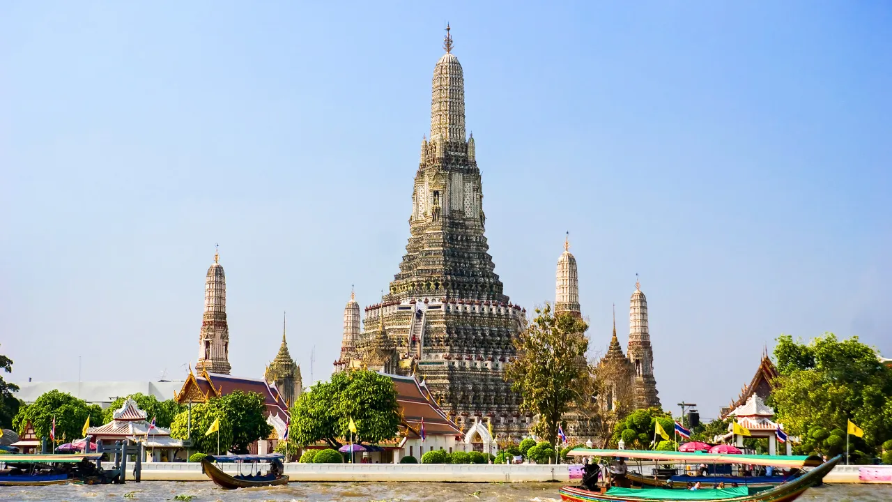 Wat Arun – även känd som Gryningens Tempel – som ligger i Bangkok Wat Arun – även känd som Gryningens Tempel – som ligger i Bangkok
