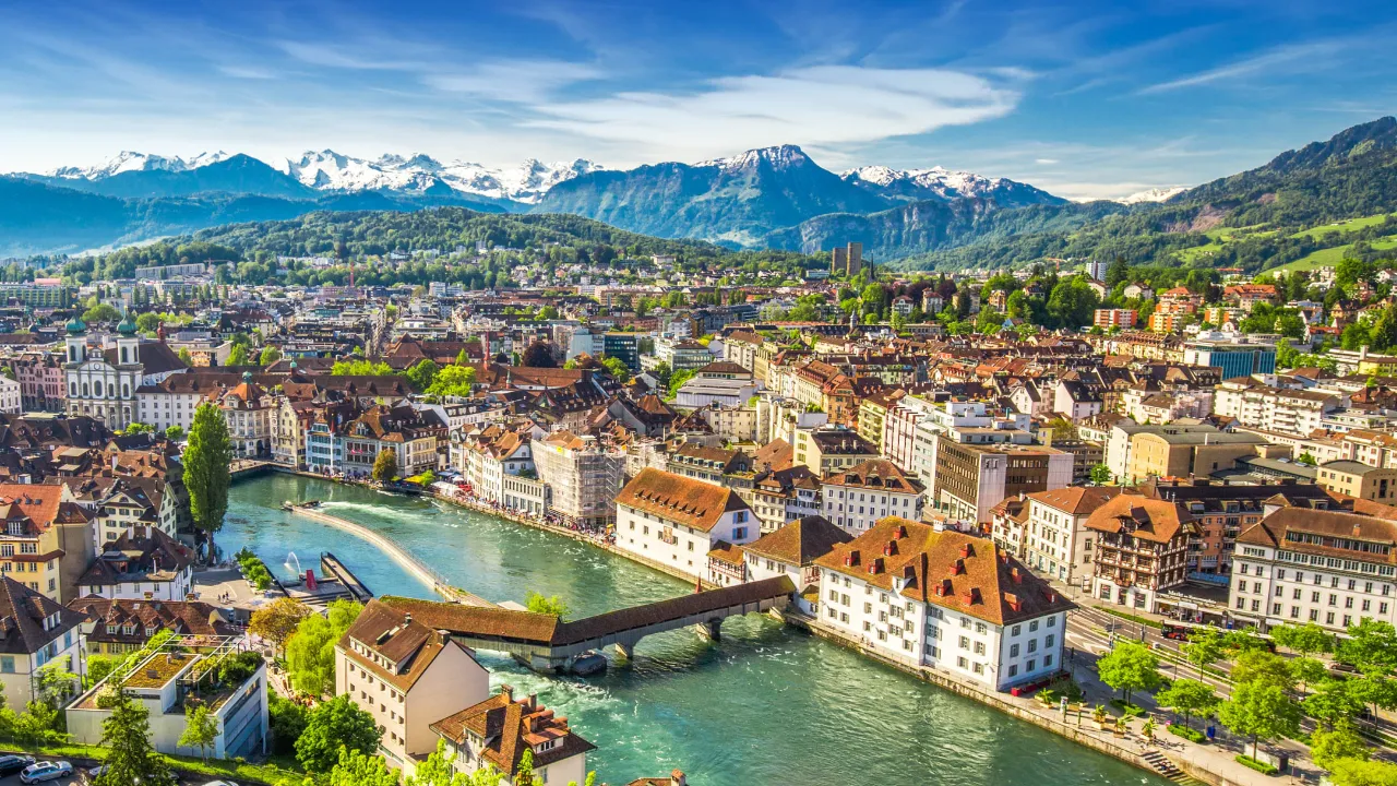 Lucerne med den historiska träbron – Kapellbrücke över floden Reuss Lucerne med den historiska träbron – Kapellbrücke över floden Reuss