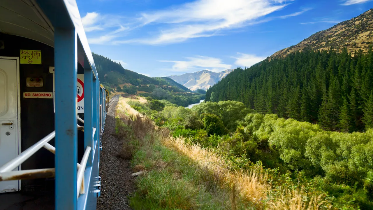 TranzAlpine-tåget i Nya Zeeland går mellan Christchurch och Greymouth TranzAlpine-tåget i Nya Zeeland går mellan Christchurch och Greymouth