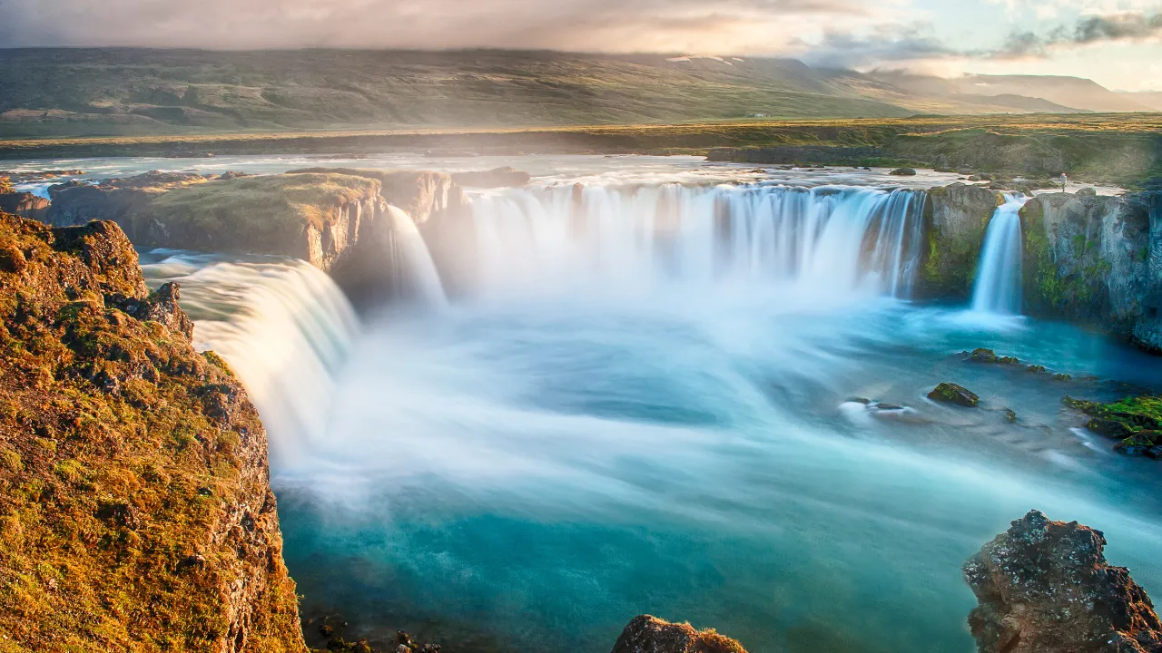 Vattenfallet Goðafoss är cirka 12 meter högt och 30 meter brett