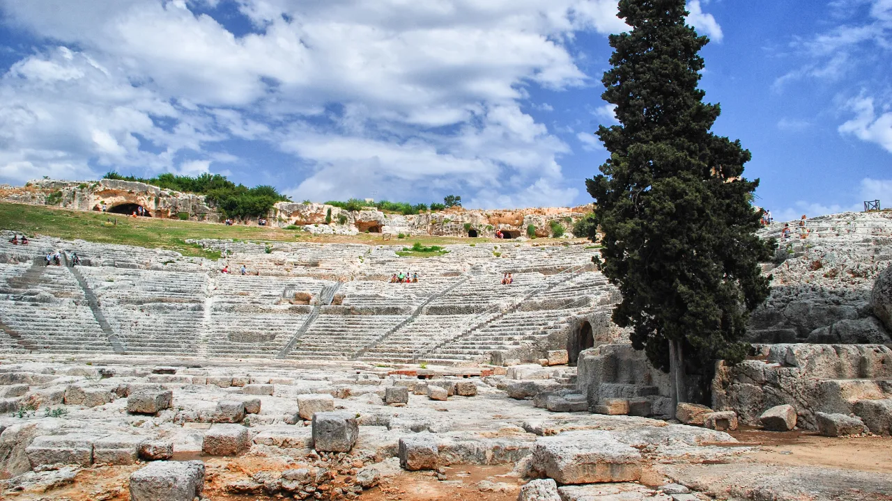 Den romerska amfiteatern i Siracusa Den romerska amfiteatern i Siracusa
