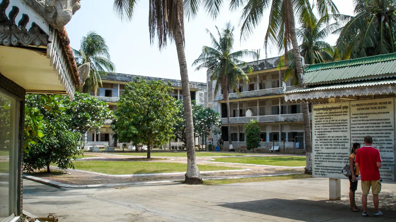 Tuol Sleng-museet i Phnom Penh var ursprungligen en skola men blev ett fängelse under Röda khmererna Tuol Sleng-museet i Phnom Penh var ursprungligen en skola men blev ett fängelse under Röda khmererna