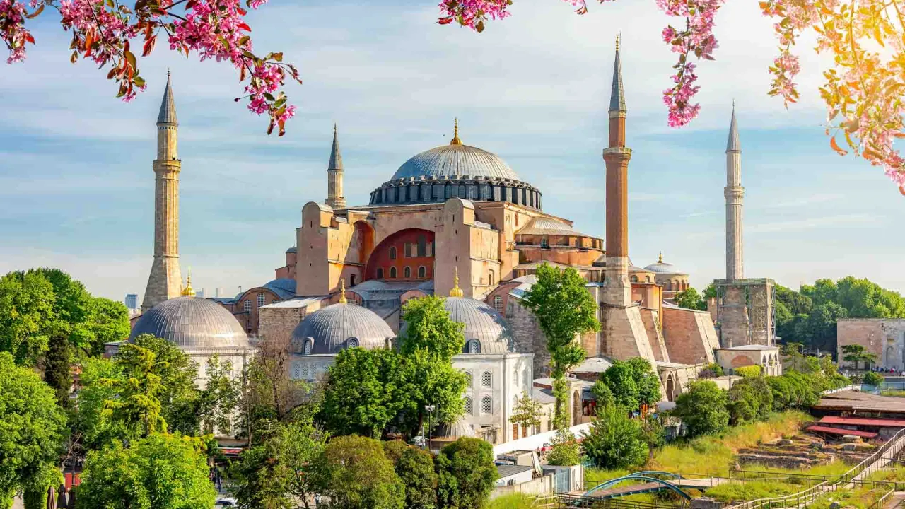 Hagia Sofia i Istanbul – en ikonisk byggnad som fungerat som kyrka, moské och museum genom historien