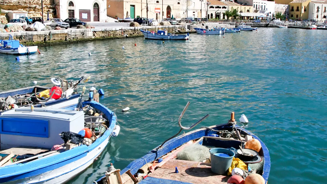 Fiskebåtar i hamnen i Castellammare di Stabia Fiskebåtar i hamnen i Castellammare di Stabia