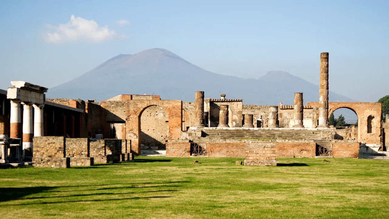 Ruinerna av Pompeji med Vesuvius i bakgrunden, där den antika romerska staden begravdes under vulkanutbrottet år 79 Ruinerna av Pompeji med Vesuvius i bakgrunden, där den antika romerska staden begravdes under vulkanutbrottet år 79