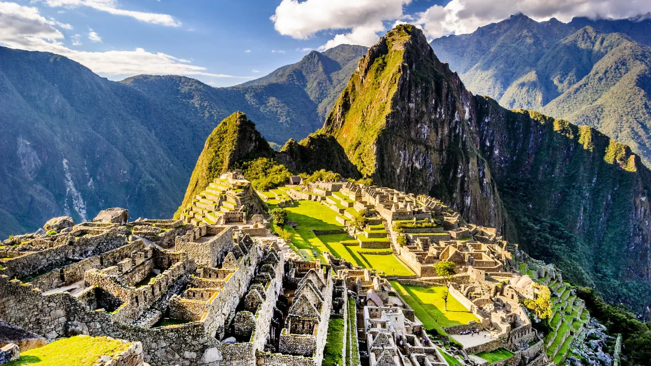 Machu Picchu – den ikoniska inkaruinen och ett av världens sju underverk Machu Picchu – den ikoniska inkaruinen och ett av världens sju underverk