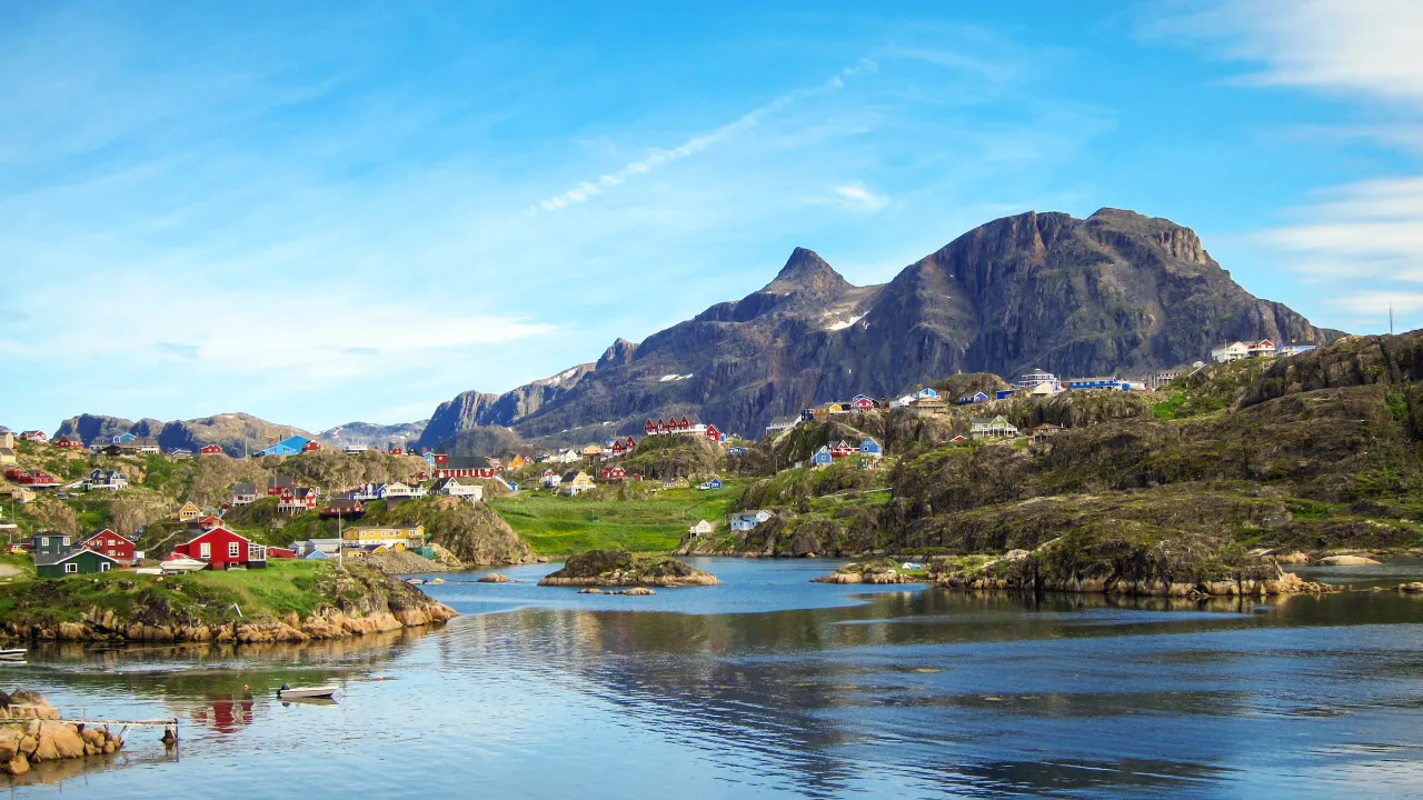 Utsikt över Sisimiut – ofta har husen färg efter funktion – t.ex. är hus i sjukvården gula Utsikt över Sisimiut – ofta har husen färg efter funktion – t.ex. är hus i sjukvården gula