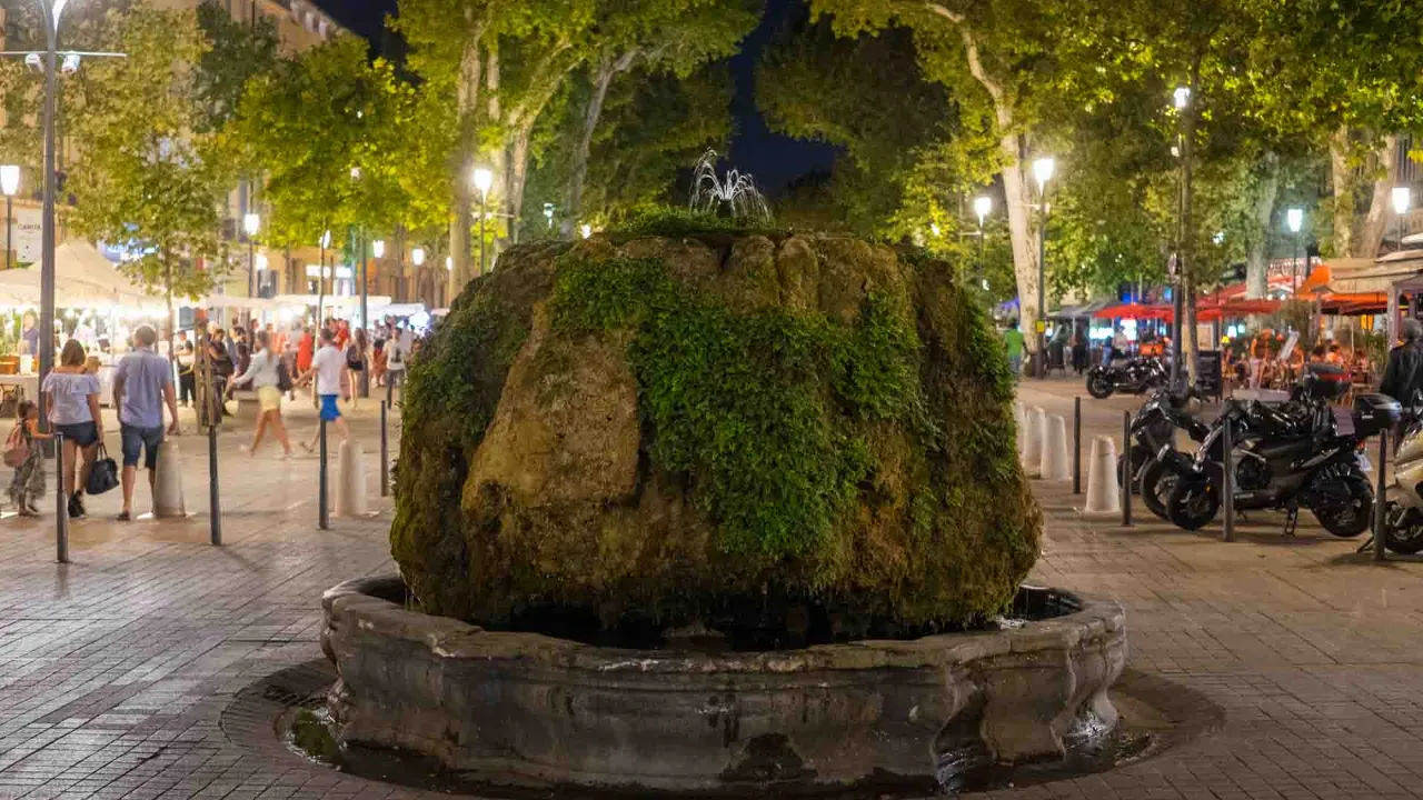 Den kända fontänen ”Fontaine d’Eau Chaude” på Cours Mirabeau i Aix-en-Provence med 18° varmt vatten Den kända fontänen ”Fontaine d’Eau Chaude” på Cours Mirabeau i Aix-en-Provence med 18° varmt vatten
