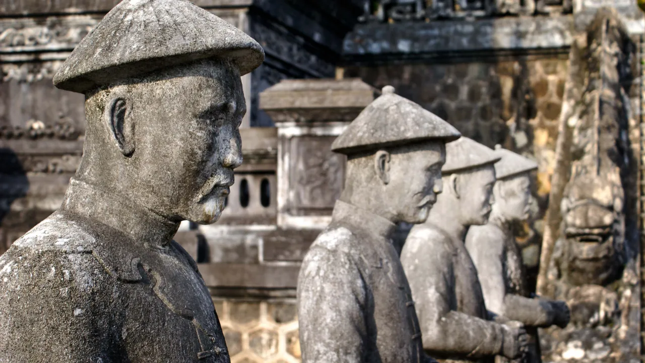 Stora stenfigurer vid kejsar Khai Dihns mausoleum - Hué
