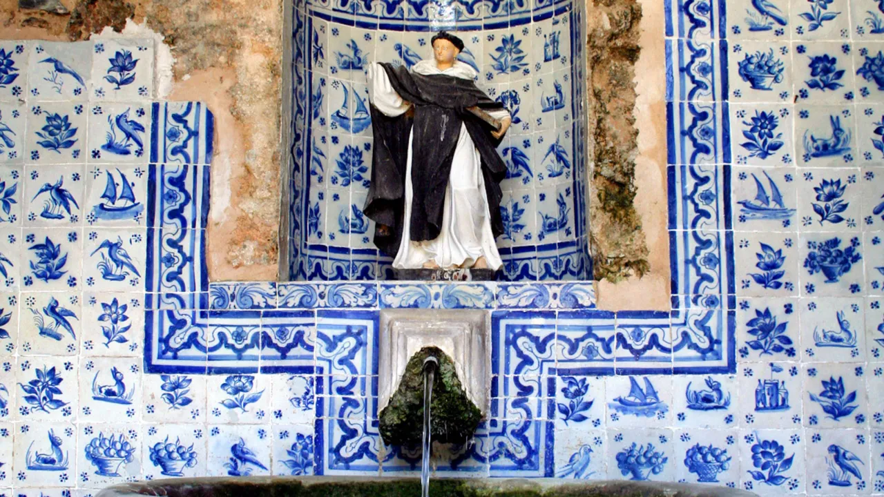 Dekorativ fontän i Estoril omgiven av traditionella blåvita azulejos Dekorativ fontän i Estoril omgiven av traditionella blåvita azulejos