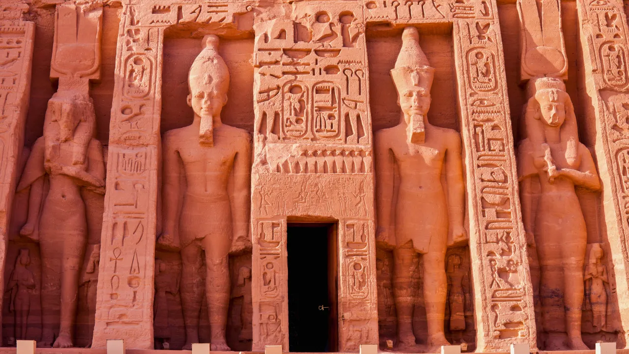 Den lilla Abu Simbel-templet byggdes ca 1250 f.Kr. av Ramses II