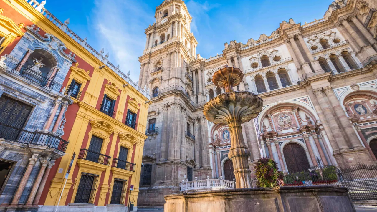 Katedralen i Málaga i den gamla stadsdelen är känd för sitt imponerande klocktorn