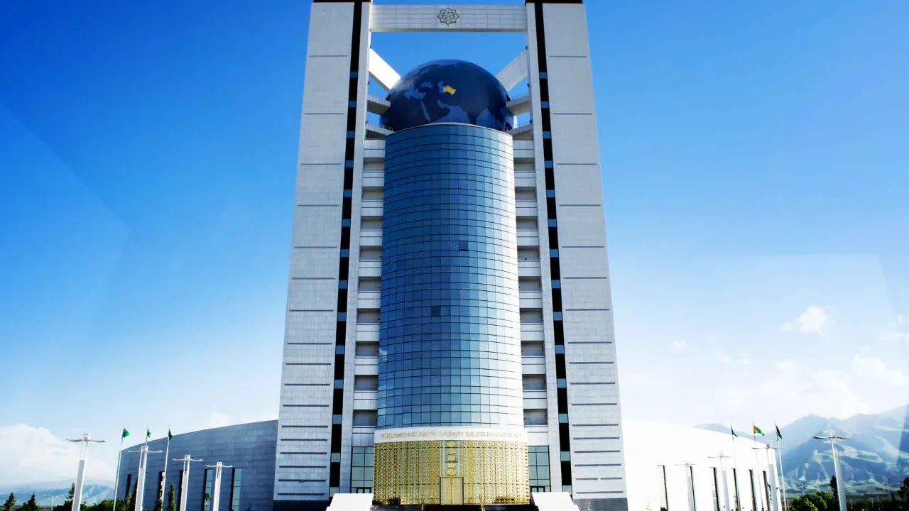 Turkmenistans utrikesministerium ligger på den pampiga Archabil Avenue i landets huvudstad Asjchabad Turkmenistans utrikesministerium ligger på den pampiga Archabil Avenue i landets huvudstad Asjchabad