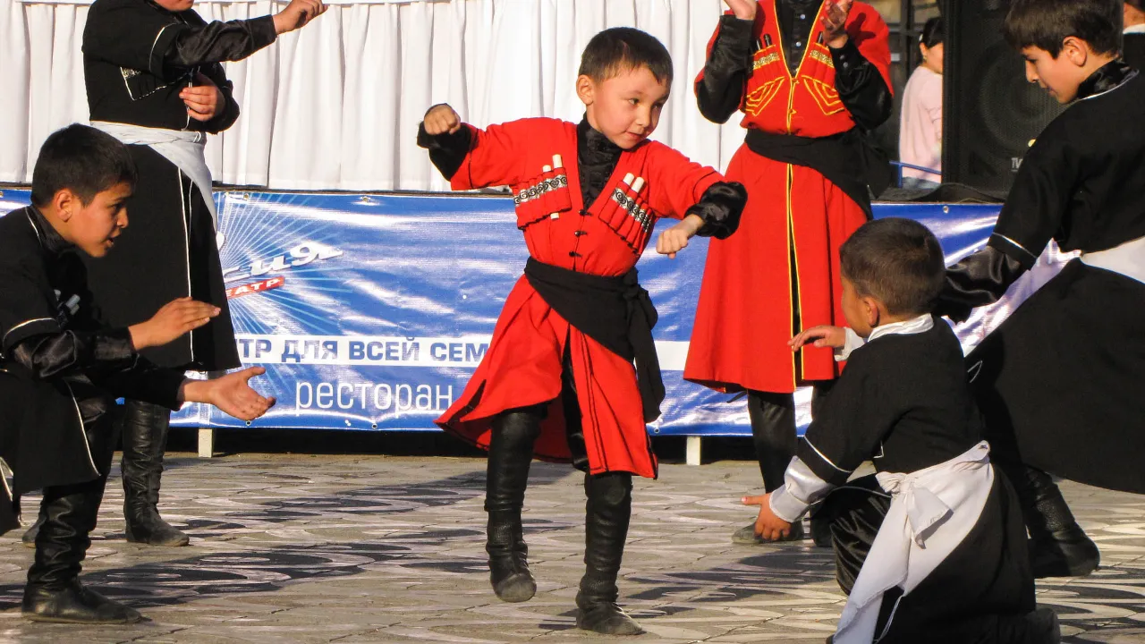 Pojkar övar folkdans i Kirgizistan Pojkar övar folkdans i Kirgizistan