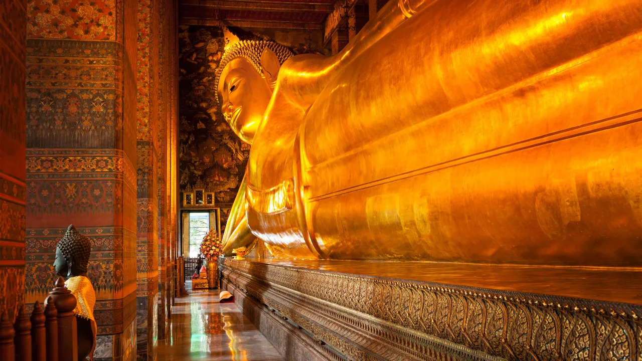 Den ikoniska liggande Buddha i Wat Pho Den ikoniska liggande Buddha i Wat Pho