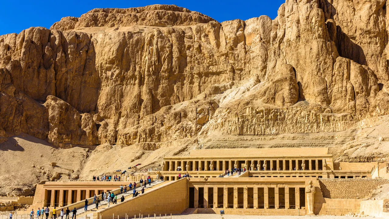 Hatshepsuts tempel nära Luxor är byggt för en av de få kvinnliga faraonerna