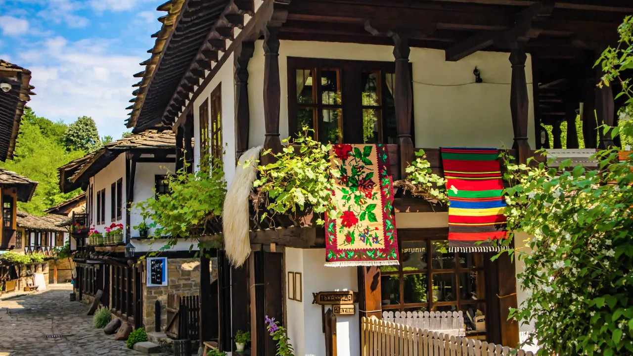 Traditionella hus i Etar friluftsmuseum, som visar bulgariskt hantverk och arkitektur från 1800-talet Traditionella hus i Etar friluftsmuseum, som visar bulgariskt hantverk och arkitektur från 1800-talet