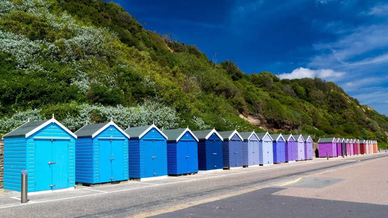 Färgglada stugor på stranden i Bournemouth Färgglada stugor på stranden i Bournemouth