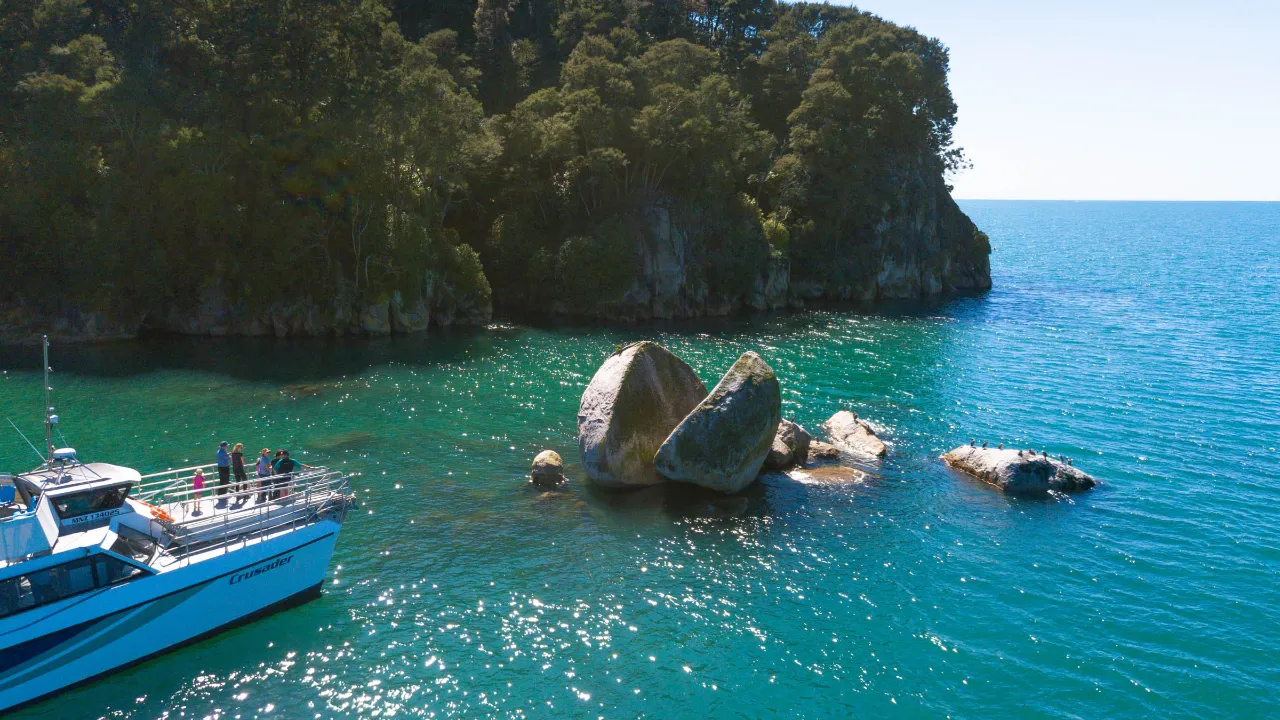 Split Apple Rock, som ligger utanför kusten i Tasman Bay Split Apple Rock, som ligger utanför kusten i Tasman Bay