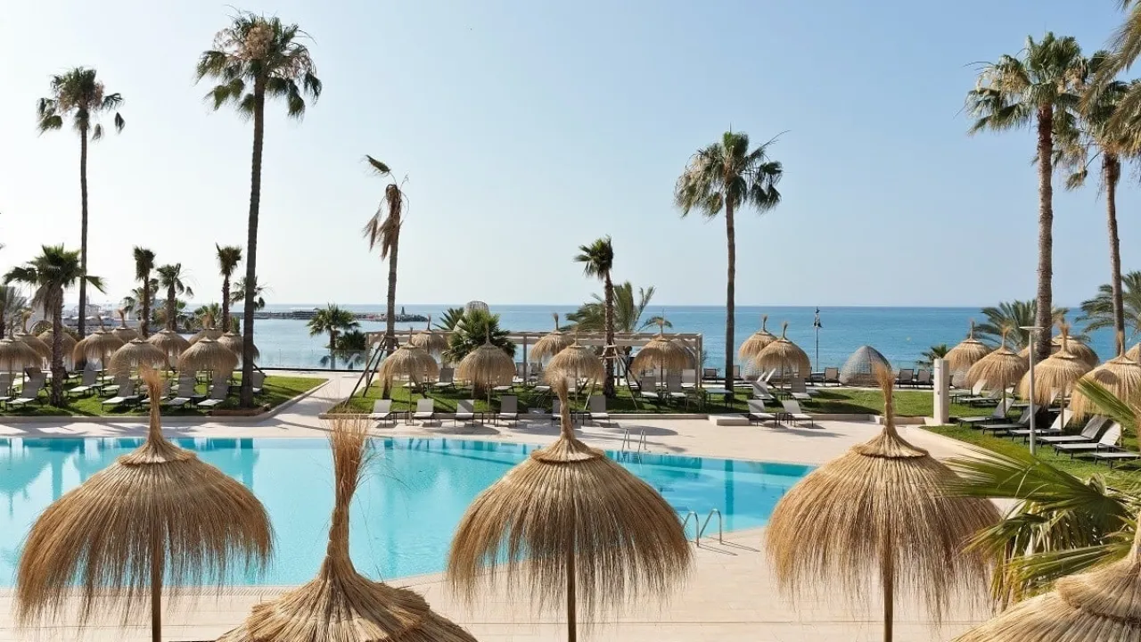 Poolområde vid Hotel Triton