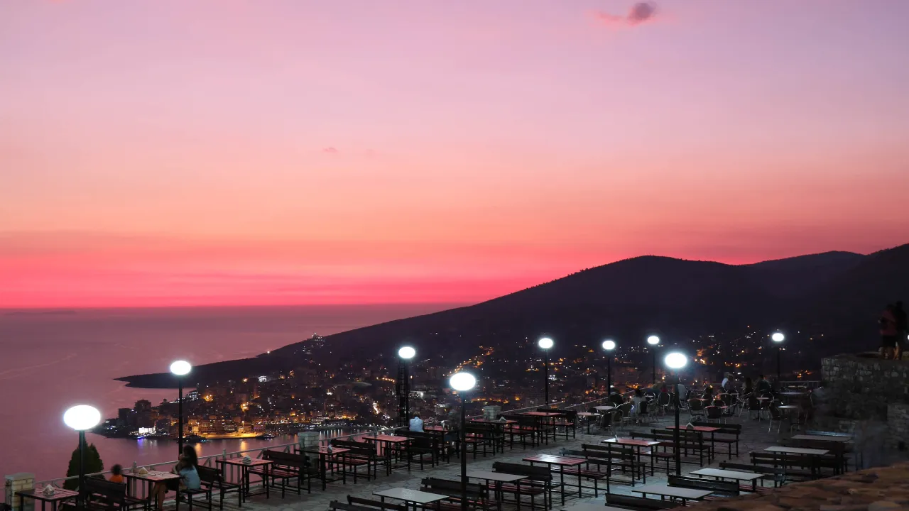 Saranda ligger vid Joniska havets strand