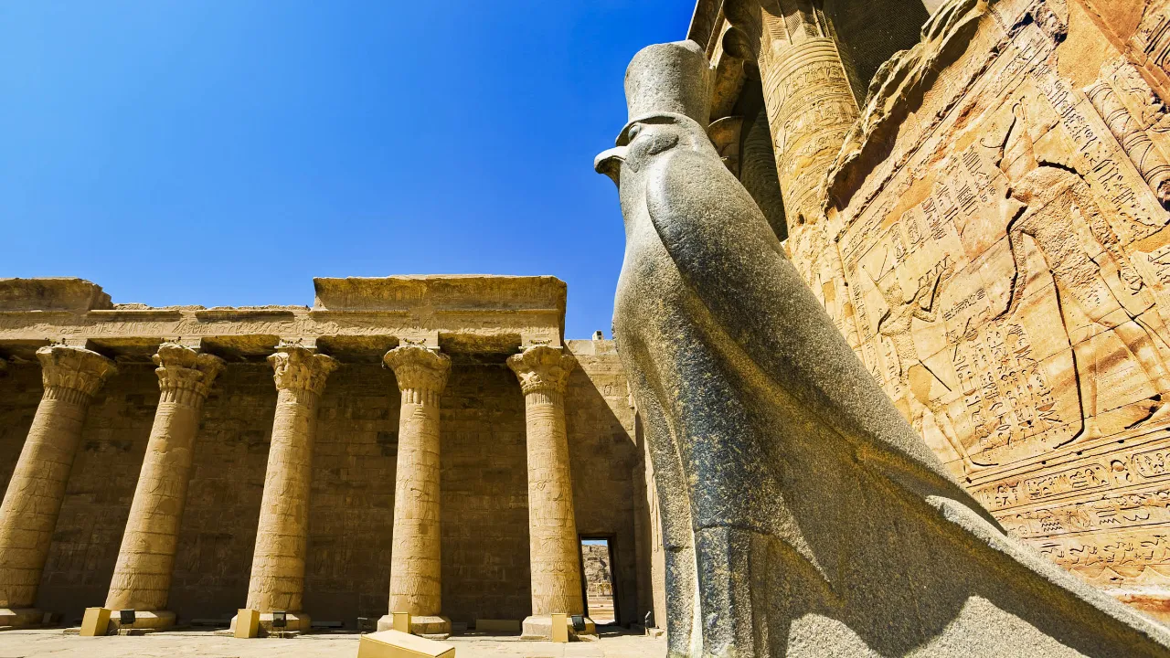 Horustemplet i Edfu med staty av Horus som falk
