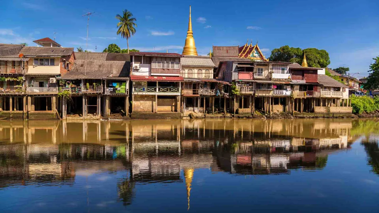 Chanthaburi i östra Thailand med sina gamla trähus på pålar Chanthaburi i östra Thailand med sina gamla trähus på pålar