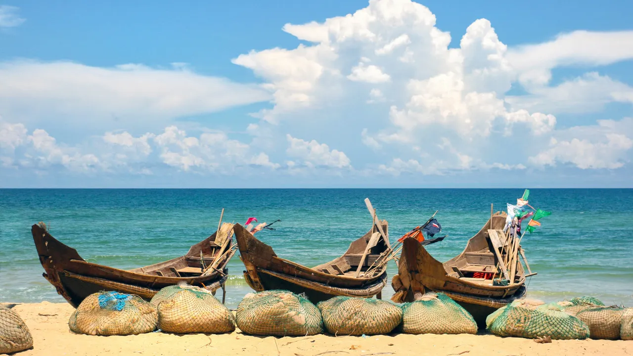 Fiskebåtar på stranden vid Danang