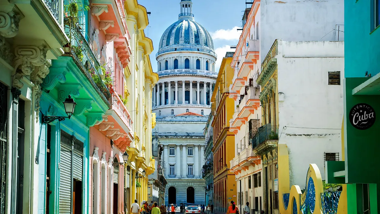 El Capitolio i Havanna flankerad av koloniala husfasader